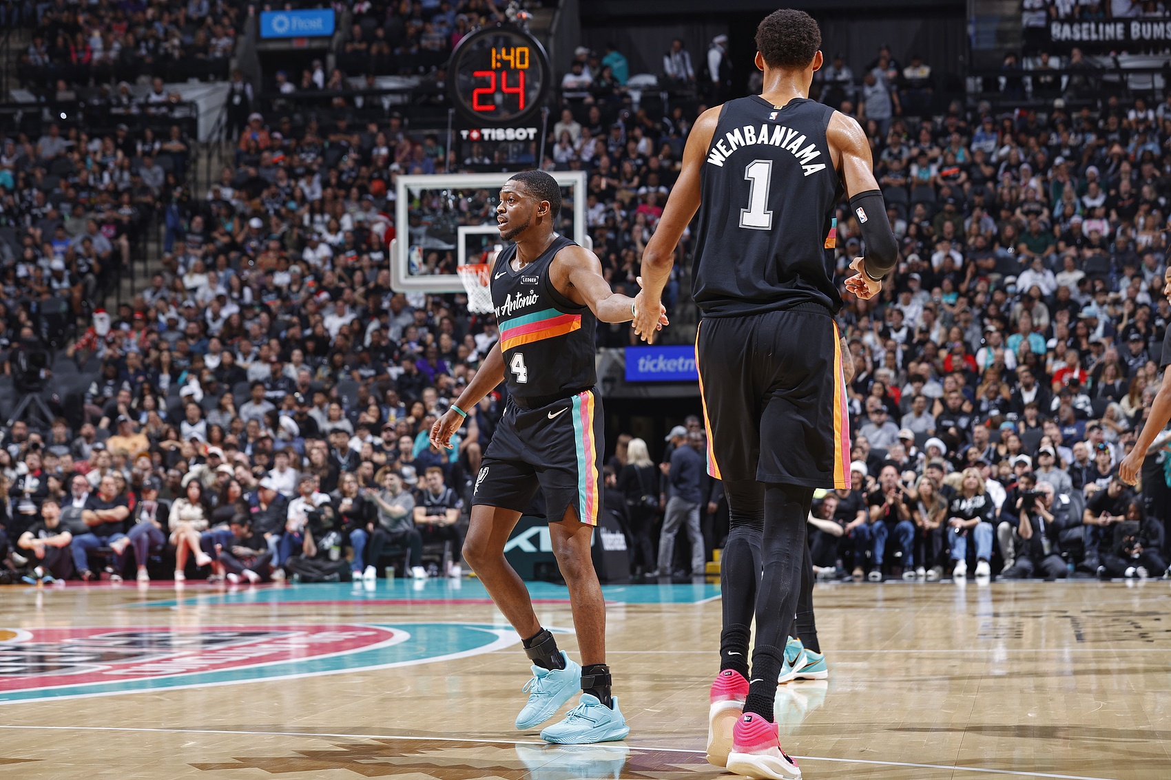 世界杯高清赛事直播地址-福克斯：绿军今天的防守不常见 他们让文班在低位持球 我们作掩护