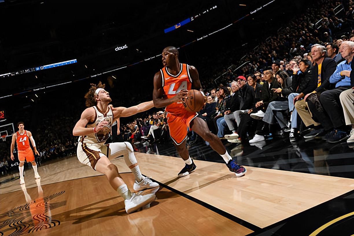 世界杯官方直播客户端下载官网正版-打出了准三双数据，快船后场大闸的进攻才能正在不断被激发出来？